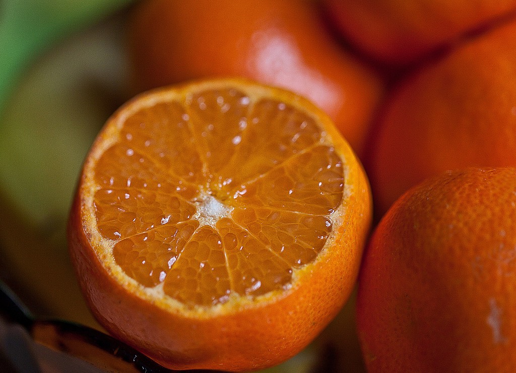 Ganze und halbierte Orangen