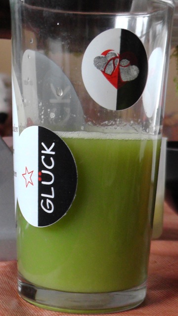 Frisch gepresster grüner Selleriesaft im Glas