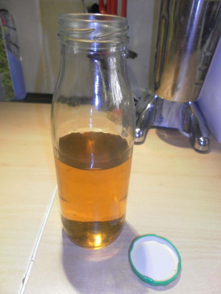 Apfelsaft in Flasche mit Twist-off-Deckel