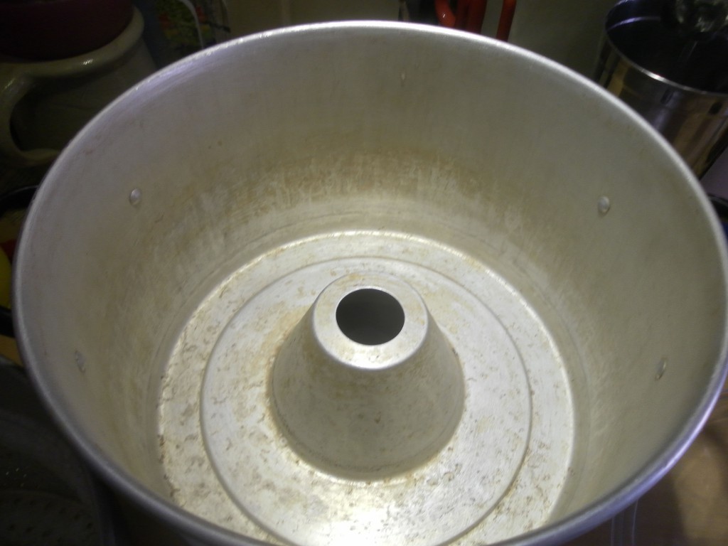 Saftbehälter eines Dampfentsafters mit Dampfrohr in der Mitte
