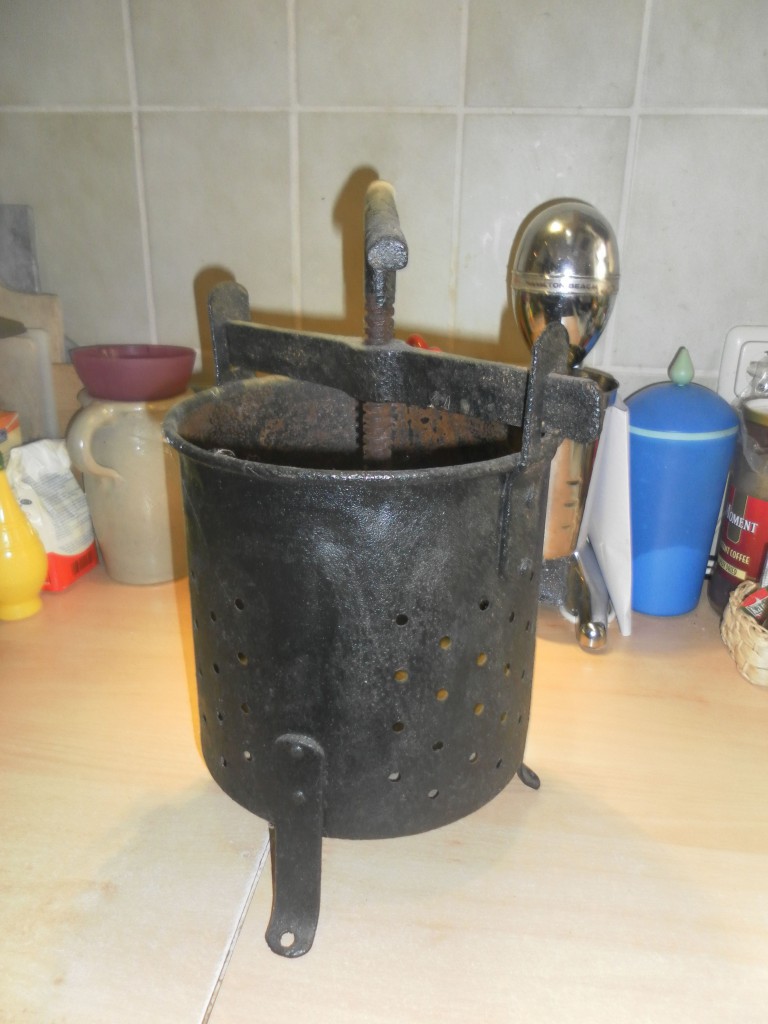 Alte Spindelpresse aus Gusseisen mit gelochtem Korb und Spindel